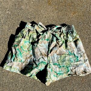 Stretchy Linen Green shorts great for vacation.